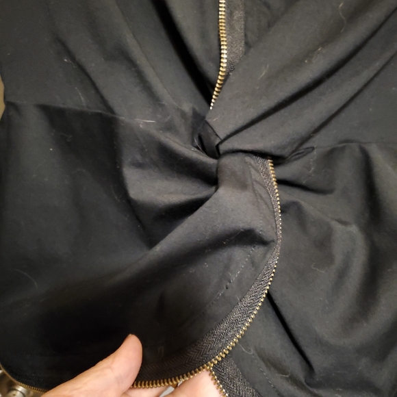 Spanner twist front blouse with zipper edging - Picture 5 of 6